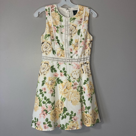Disney Dresses & Skirts - Disney Princess Dress XS
Floral Yellow Roses
Modest
Lacy detail
Back zip